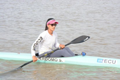 Stefanie Perdomo, canoísta de la selección nacional, entrena desde la semana pasada en el sector del muelle del Parque Histórico de Guayaquil, aunque la situación del retraso de su beca deportiva continúa.