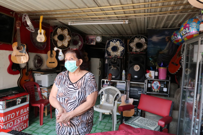 Situación. Los propietarios de los negocios en la calle Gómez Rendón, se lamentan que todavía no tienen contratos.