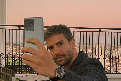 En 3 minutos y 11 segundos, Alborán, que precisa que siempre ha luchado "en contra de toda expresión que vaya en contra de cualquier tipo de odio".