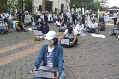 Hecho. Decenas de maestros acudieron a los exteriores de la Gobernación para conectar a Internet y dar clases a sus alumnos.