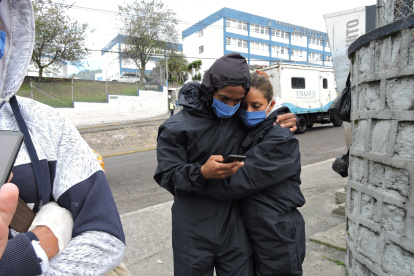 Coronavirus. Familiares de pacientes fallecidos a las puertas del hospital.