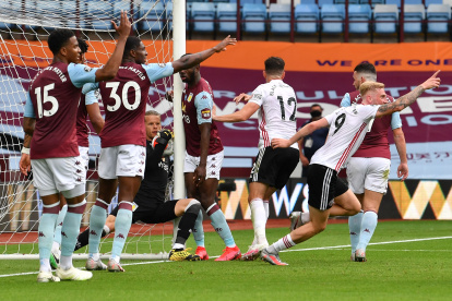 Los jugadores del Sheffield United corren a festejar el gol con el arquero y el balón dentro del arco, pero el tanto no subió al marcador.