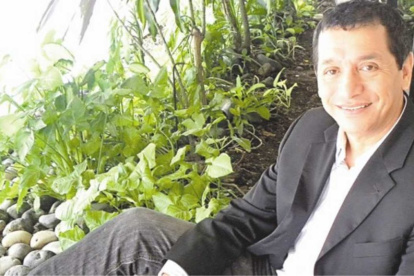 Edhisson es uno de los cantantes clásicos de la balada romántica.