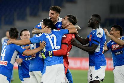 Alex Meret (centro) celebra con sus compañeros el primer título que se disputó en Italia desde el regreso a la actividad.