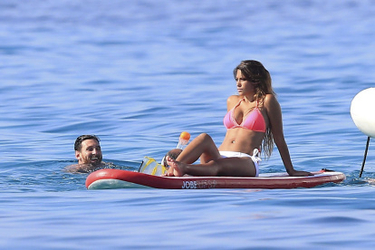 Lio y Antonella forman una de las parejas más seguidas en el mundo del deporte.


Soccerplayer Lionel Messi and his wife Antonella Roccuzzo with sons Thiago and Mateo on holidays in Ibiza, on Tuesday 12nd July, 2016.