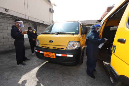 Las unidades son desinfectadas en la parte interna y externa para ofrecer seguridad a los usuarios.