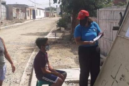 Carolina Espinoza dando clases en los exteriores de la casa de uno de sus alumnos para evitar posibles contagios de covid-19.