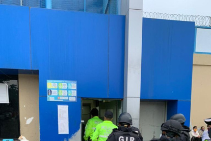 Grupos tácticos de la Policía participaron en el operativo. El director de El Rodeo es uno de los detenidos.