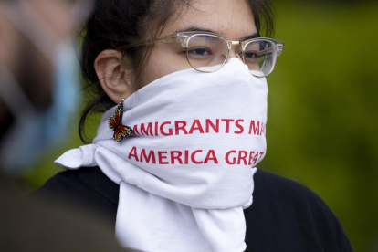 Una manifestante durante una protesta que pedía la vigencia de DACA.