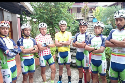 Carapaz en sus inicios (c) junto a otros integrantes del club, entre ellos Jonathan Caicedo y los primos Alexander y Jefferson Cepeda.