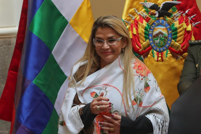 Jeanine Áñez, presidenta interina de Bolivia, señala a su antecesor de instigar a la violencia.
