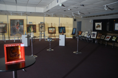 El teatro ofrece cuadros de reconocidos artistas para poder mantenerse.