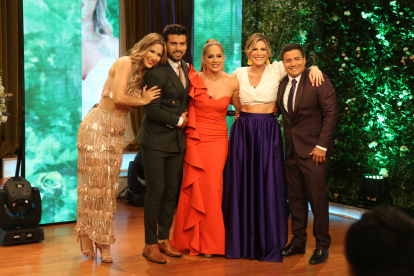 Gabriela con sus excompañeros de En contacto.