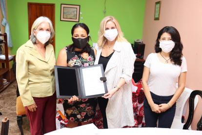 Visita. La entrega oficial de la beca fue este 18 de junio en Playas.