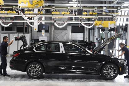 Trabajadores de BMW, en la fábrica que la empresa alemana tiene en San Luis de Potosí, México.