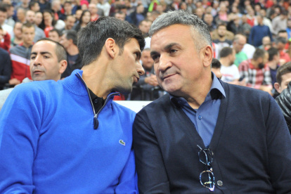 Srdajn Djokovic (d) criticó al tenista suizo Roger Federer y dijo que su hijo Novak (i) lo superará.