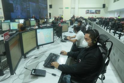 Javier en la Sala Operativa del ECU 911, su lugar de trabajo.