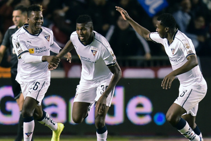 José Ayoví (c) tuvo un paso irregular en Liga de Quito. Buscará revancha en Guayaquil City.