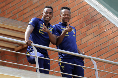 Renato Ibarra (i) no están en los planes del Pachuca, club en el que milita su hermano Romario (d) y del que buscan renovar su préstamo.