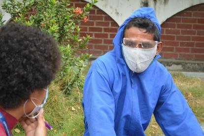 Oswaldo Larrea, sepulturero del cementerio municipal de Pascuales.