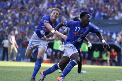 El delantero tricolor, Jaime Ayoví (d) vivió su mejor año con Emelec en 2010.