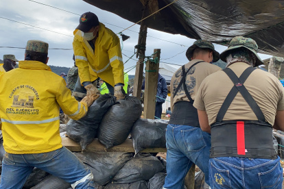 Unos 70 militares del Cuerpo de Ingenieros del Ejército se encargaron de las tareas de acopio y traslado del material.