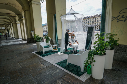 TURÍN. La peluquera Sabrina Zanfagnin se instala con una tienda de campaña en la plaza Vittorio, en estos días de Fase 2 en esta ciudad italiana.