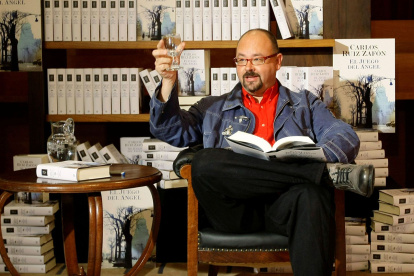 El escritor, siempre alejado de los círculos literarios, será sepultado en Los Ángeles, California.