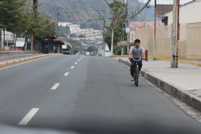 Ciclistas. Debido a la poca circulación de autos particulares los domingos, los ciclistas recorren con más libertad vías como la Carlos Julio Arosemena.