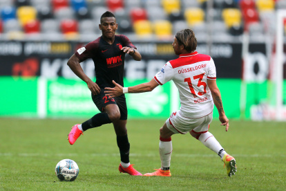 Carlos Gruezo (i) obtuvo la permanencia en la Bundesliga con el Augsburgo.