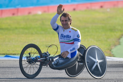 El expiloto de F1, quien ya había perdido las piernas, llevaba una vida exitosa como ciclismo paralímpico, pero se volvió a accidentar. Tiene daños cerebrales graves.