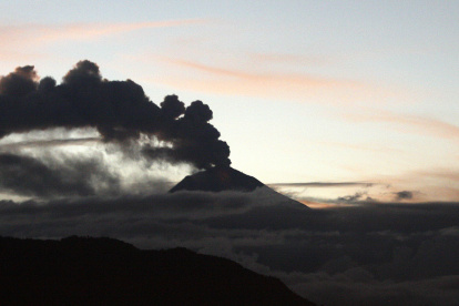El volcán Sangay entró en un nuevo periodo de actividad eruptiva y el 9 de junio sus ceniza llegó hasta Guayaquil.  
ANGELO CHAMBA 
11DE JUNIO DEL 2020 
Agencia (ag-expreso ag-extra ag-Quito)