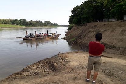 filas. El paso del río Daule, a través de gabarras, genera filas y extensas esperas de autos para salir e ingresar a Colimes.