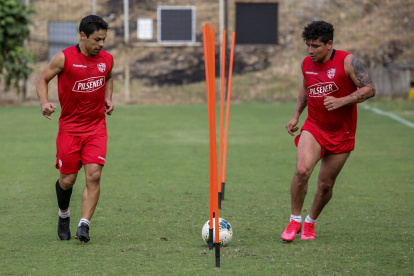 Los jugadores de Barcelona trabajan en varios grupos, para evitar las aglomeraciones en cancha.