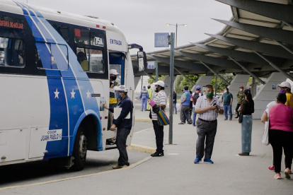 Sugerencia. Los pasajeros solicitan más control para evitar un posible rebrote del virus.
