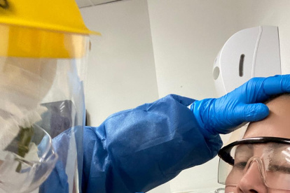 La presentadora durante la prueba del hisopado.