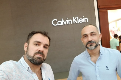 La pareja de la actriz, Taner y Soner Durmuf, quien es esposo de Mercedes Payne.