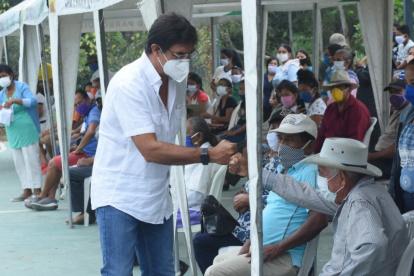 El prefecto Morales en una de sus últimos recorridos en la parroquia rural de Los Lojas en Daule.