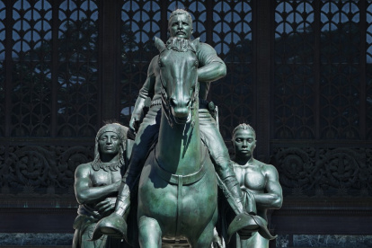 La estatua será removida por simbolizar la subyugación de pueblos afrodescendientes e indígenas.