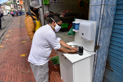 En el sector de San Roque, se observan medidas de bioseguridad implementadas por los locales comerciales.