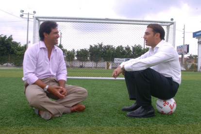 Carlos Luis Morales (i) en una charla con Carlos Alfaro Moreno. Ambos militaron en Independiente de Avellaneda.