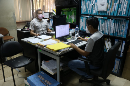 Personal administrativo de la Universidad de Guayaquil recepta la matriculación vía online.