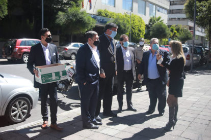 El exasambleísta de Manabí Leonardo Viteri presentó en la Fiscalía documentación del caso Daniel Mendoza.