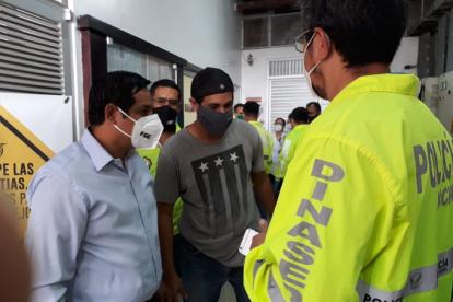 El fiscal Víctor González recogió las versiones de los familiares y médicos de la clínica Kennedy de Samborondón.