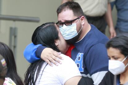 Los hijos de Carlos Luis Morales en las afueras de la clínica Kannedy.