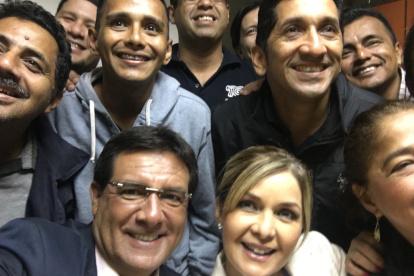 Carlos Luis Morales junto a sus compañeros de Tc Televisión