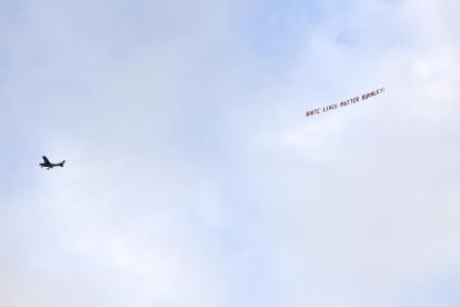 El mensaje racista apareció siendo halado por un helicóptero