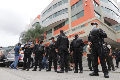 Un cordón policial custodió la clínica a la que llegó el prefecto, fue atendido y falleció.