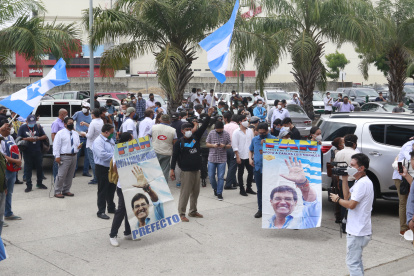 Simpatizantes de Morales se concentraron ayer en los exteriores de la clínica donde se declaró su deceso.