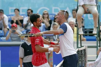 El serbio Victor Troicki (d) se sumó a la lista de contagiados de coronavirus por participar en el Adria Tour organizado por Novak Djokovic (i).